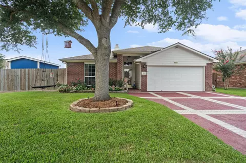 5127 Chase Park Cir, Bacliff, TX 77518