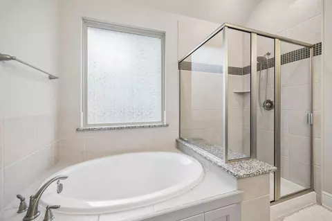 Bath - 32034 Eagle Nest Ln, Conroe, TX 77385 photo 3 of 5
