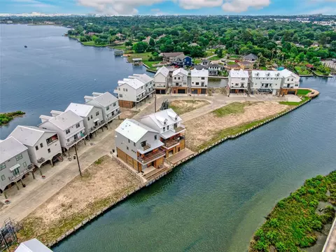 22 Cmdr Runco Ln, Taylor Lake Village, TX 77586