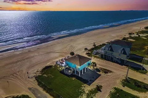 800 West Ln, Crystal Beach, TX 77650