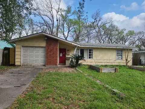 422 Surratt Dr, Houston, TX 77091