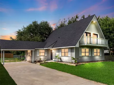 305 Johnson Ave, Palacios, TX 77465