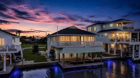 16610 Tern Rd, Jamaica Beach, TX 77554