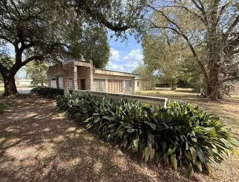 608 Travis St, Liberty, TX 77575