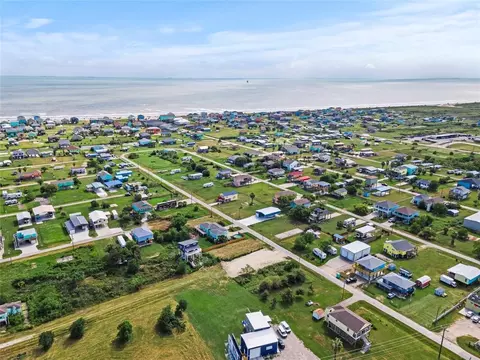 1083 Lakewood Dr, Crystal Beach, TX 77650