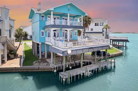 139 Isles End Rd, Tiki Island, TX 77554