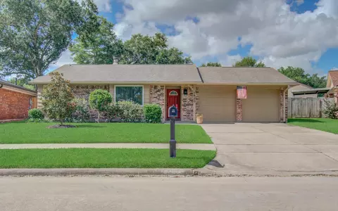 1920 Lazy Creek Ln, Pearland, TX 77581