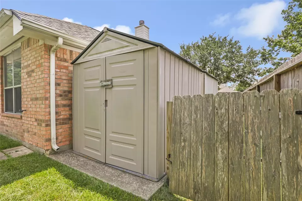Exterior - 7126 Leens Lodge Ln, Humble, TX 77346 photo 7 of 9
