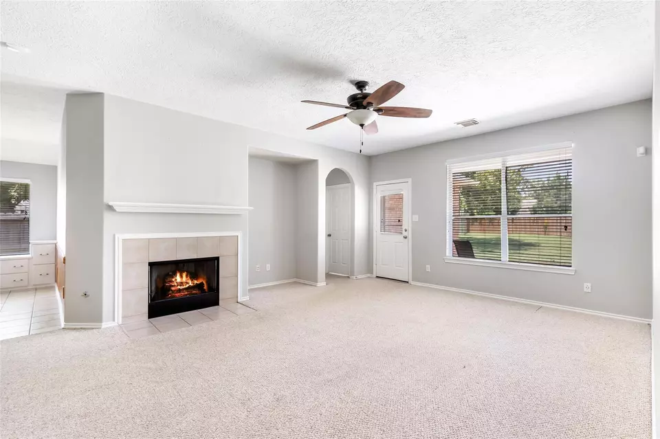 Living - 7126 Leens Lodge Ln, Humble, TX 77346 photo 6 of 7