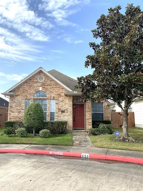 606 Brad Ct, Webster, TX 77598 photo 1