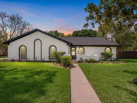 505 Pilgrim Ln, Friendswood, TX 77546