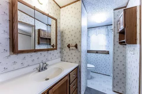 Bath - 400 Marina Dr, Trinity, TX 75862 photo 1 of 2