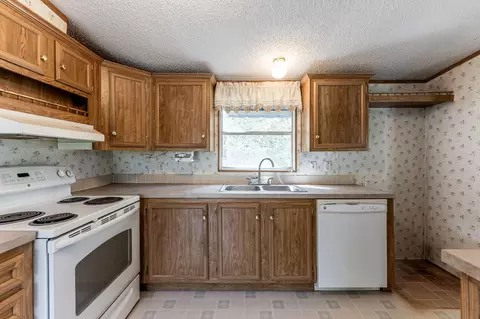 Kitchen - 400 Marina Dr, Trinity, TX 75862 photo 3 of 4