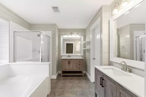 Bath - 3403 Arromanches Ln, Spring, TX 77388 photo 2 of 5