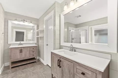 Bath - 3403 Arromanches Ln, Spring, TX 77388 photo 3 of 5