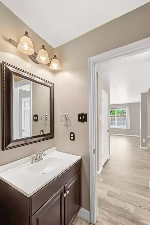 Bath - 3403 Arromanches Ln, Spring, TX 77388 photo 1 of 5