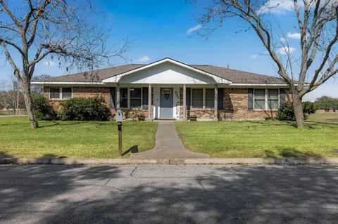 727 Partridge Ln, Eagle Lake, TX 77434