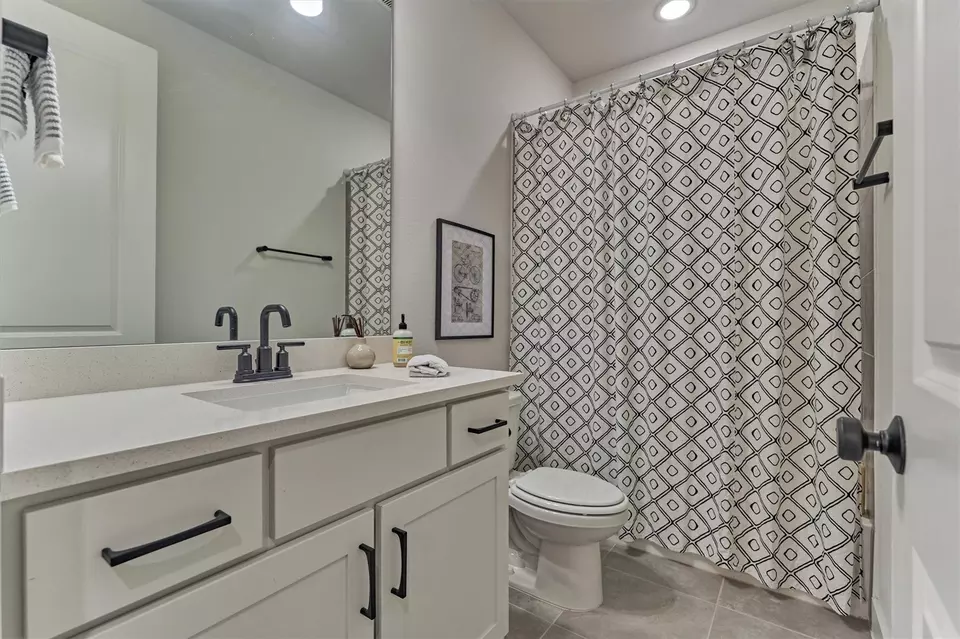 Bath - 2017 Bennet Ln, Conroe, TX 77384 photo 8 of 8
