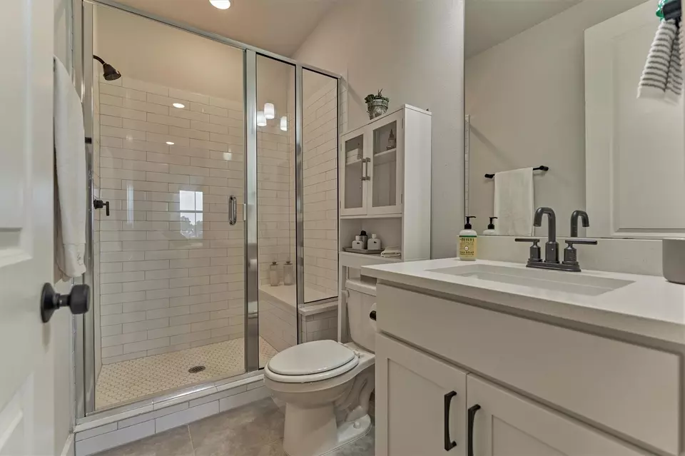 Bath - 2017 Bennet Ln, Conroe, TX 77384 photo 6 of 8