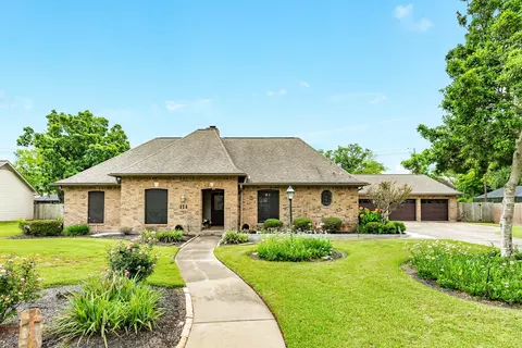 114 Strawberry Dr, Lake Jackson, TX 77566