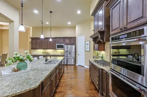 Kitchen - 515 Mill Creek Rd, Pinehurst, TX 77362 photo 6 of 7