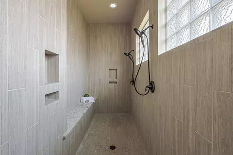 Bath - 515 Mill Creek Rd, Pinehurst, TX 77362 photo 4 of 7