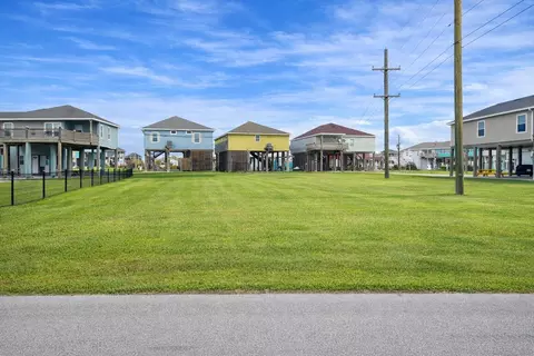 858 Palmetto Dr, Crystal Beach, TX 77650