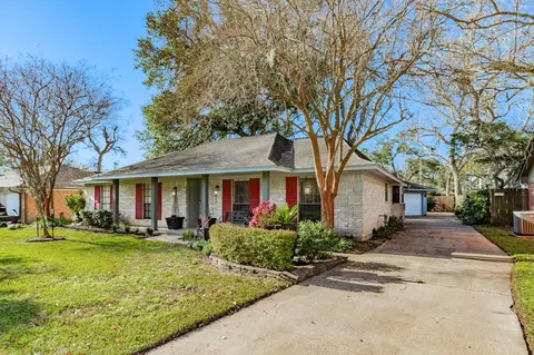 221 Banyan St, Lake Jackson, TX 77566