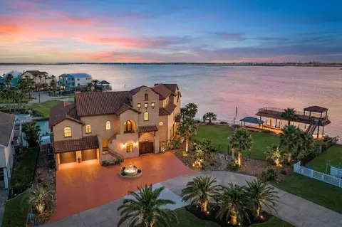 506 Sunset Cir, Tiki Island, TX 77554