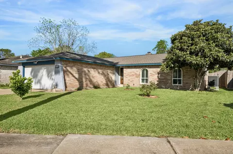 5006 Centennial Ln, Friendswood, TX 77546