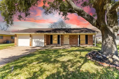 127 Talisman St, Lake Jackson, TX 77566