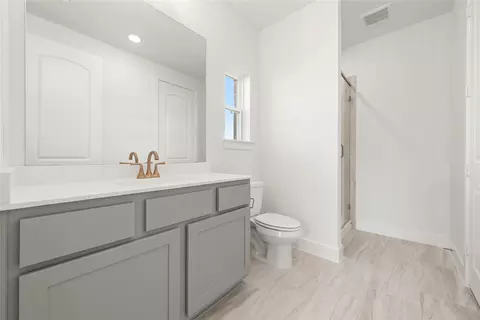 Bath - 16542 Givenchy Ln, Conroe, TX 77302 photo 5 of 5