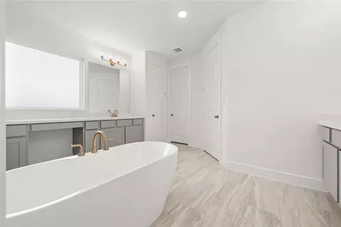 Bath - 16542 Givenchy Ln, Conroe, TX 77302 photo 2 of 5