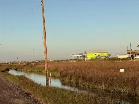 1114 Egret Pt, Crystal Beach, TX 77650
