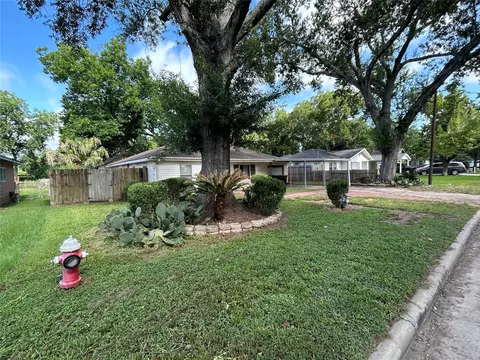 Exterior - 210 Baker Dr, Tomball, TX 77375 photo 2 of 13