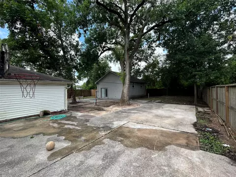 Exterior - 210 Baker Dr, Tomball, TX 77375 photo 4 of 13