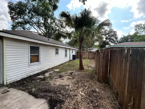 Exterior - 210 Baker Dr, Tomball, TX 77375 photo 6 of 13