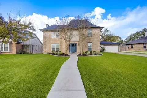 303 Old Bayou Dr, Dickinson, TX 77539