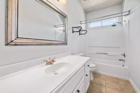 Bath - 607 Travis St #5, Webster, TX 77598 photo 3 of 3