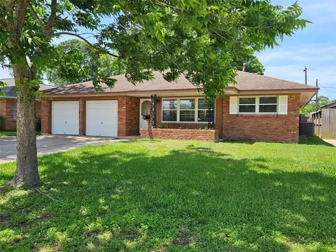 111 Carnation St, Lake Jackson, TX 77566