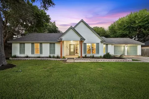 1512 Windsor Dr, Friendswood, TX 77546
