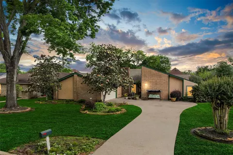 9006 Donys Dr, Houston, TX 77040