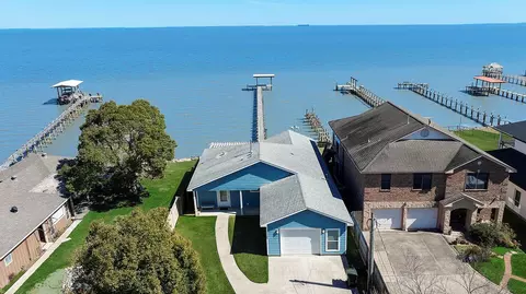 3723 Bayshore Dr, Bacliff, TX 77518