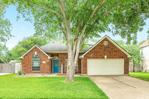 105 Plum Cir, Lake Jackson, TX 77566