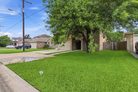 Exterior - 2325 Shady Tree Ln, Conroe, TX 77301 photo 2 of 6