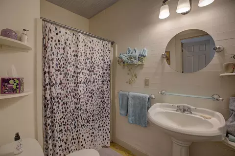 Bath - 1928 Koether Rd, Carmine, TX 78932 photo 5 of 5
