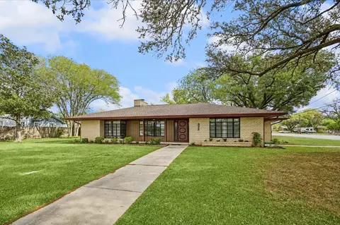 322 E Obryant St, Bellville, TX 77418