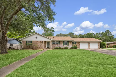 208 Briarwood Dr, Bellville, TX 77418