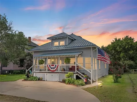 205 Main St, Palacios, TX 77465