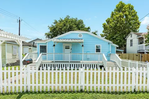 5507 Menard Ave, Galveston, TX 77551